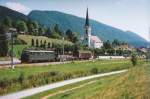 SBB: Nur an wenigen Wochentagen waren die Ae 6/6 Lokomotiven im Berner Jura unterwegs. Am 27. Juli 2006 konnte eine Städtelok 11426 - 15520 (1958 - 1966), die Wagen nach Tavannes brachte, bei Court im Bilde festgehalten werden. Heute wird der Güterverkehr für diese Region nur noch über Biel abgewickelt.
Foto: Walter Ruetsch