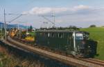 SBB: Eine grüne Städtelok Ae 6/6 11496  WIL  mit einem schweren gemischten Güterzg bei Niederbipp, im Juli 1996, auf der Fahrt in die Westschweiz.