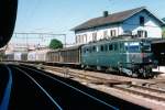 SBB: An einem schönen Sommertag im August 2004 wartete in Oensingen ein Güterzug mit der Ae 6/6 11404  LUZERN  (1955) auf die Weiterfahrt nach Härkingen, wo weitere Güterwagen angehägt wurden. Während den letzten Betriebsjahren standen diese schönen und robusten Lokomotiven leider ohne die Wappen von Kantonen und Städte im Einsatz.
Foto: Walter Ruetsch