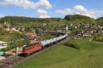 Ae 6/6 11512 legt sich bei Zeihen zwischen dem Bözbrgtunnel und Frick in die Kurve, 04.05.2012.