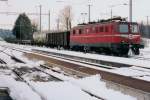 SBB: An einem Wintertag im Jahre 1997 stand die Ae 6/6 11422  Kanton Vaud  mit einem Güterzug in Gerlafingen zur Abfahrt nach Solothurn bereit.
Foto: Walter Ruetsch  