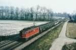 SBB: Noch in den 90er jahren verkehrten zwischen Solothurn und Biel mit Ae 6/6 Lokomotiven bespannte Regionalzüge. Dieser Regionalzug bestehend aus der Ae 6/6 11434  ZUG   - noch mit angebrachten Wappen ! -  sowie verschiedenen Personenwagentypen wurde zwischen Selzach und Bettlach auf der Fahrt nach Biel verewigt.
Foto: Walter Ruetsch
