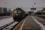 SBB: Güterzug mit der Ae 6/6 11404  LUZERN  anlässlich einer Bahnhofsdurchfahrt Solothurn HB bei winterlicher Abendstimmung im Februar 2005.
Foto: Walter Ruetsch  