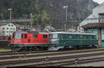 Die historische Ae 6/6 11402  Uri  steht am 8. April 2016 neben Re 4/4 II 11163 vor dem Depot Erstfeld abgestellt.