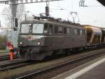 3.4.2007 KLOTEN(CH) Ae6/6  Schwyz  (Jg55!)mit Kieszug von
Bassersdorf herkommend im Rotlicht bereich!!