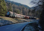 SBB: SBB Historic
Samichlausfahrt von Olten nach Delémont vom 10. Dezember 2016
mit der Ae 6/6 11421  Graubünden .
Der Sonderzug schlängelt sich neben Strasse und Fluss durch die enge Schlucht zwischen Gänsbrunnen und Corcelles mit sehr wenig Sonnenlicht zu dieser Jahreszeit.  
