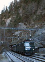 SBB: SBB Historic
Samichlausfahrt von Olten nach Delémont vom 10. Dezember 2016
mit der Ae 6/6 11421  Graubünden .
Beim Verlassen des sanierungsbedürftigen einspurigen Weissensteintunnels der ehemaligen SMB mit einer Länge von 3'701 m in Gänsbrunnen.
Foto: Walter Ruetsch 
