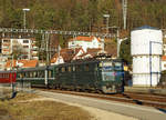 SBB: SBB Historic Samichlausfahrt von Olten nach Delémont vom 10. Dezember 2016
mit der Ae 6/6 11421  Graubünden .
Anlässlich der Rückfahrt nach Olten beim Passieren des Wasseturms, dem Wahrzeichen von Moutier.
Foto: Walter Ruetsch 