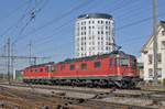 Doppeltraktion, mit den Loks 620 007-5 und 11624 durchfahren den Bahnhof Pratteln.