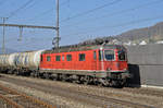 Re 6/6 11652 durchfährt den Bahnhof Gelterkinden.