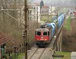 Die SBB Re 620 058-8 | SBB Re 6/6 11658  Auvernier  durchfährt im Bild am 24.3.17 mit einem Kieszug mit vielen leeren HASTAG AG Waggons die 93 Meter lange Wildbachbrücke bei Embrach, welche