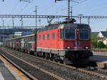 SBB - 620 031-5 mit Güterzug bei der durchfahrt im Bahnhof von Herzogenbuchsee am 13.04.2017