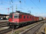 SBB Cargo Re 6/6 620 022-4 mit gemischten Güterzug am 23.03.17 in Basel Bad Bhf vom Bahnsteig aus fotografiert