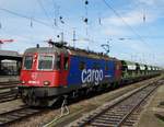 SBB Cargo Re 6/6 620 051-3 mit Schotterzug am 23.03.17 in Basel Bad Bhf vom Bahnsteig aus fotografiert