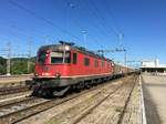 Re 6/6 11685 | 620 085-1 mit einem fast 600 Meter langen Expressgter nach Oberbuchsiten, Killwangen-Spreitenbach, 26.05.2017.