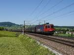 Die Re 620 086 mit einem Güterzug am 27.05.2017 unterwegs bei Frick.