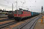 Mit einem Containerzug aus Basel Bad Rbf fuhr am 06.10.2015 die Re 6/6 11619 (Re 620 019-0)  Arbon  durch den Badischen Bahnhof von Basel in Richtung Rangierbahnhof Muttenz.