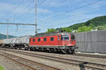 Re 620 045-5 durchfährt den Bahnhof Gelterkinden.