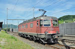 Re 620 021-6 durchfährt den Bahnhof Gelterkinden.