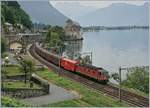 Der Novelis Aluminum Zug von von Sierre über Singen nach Göttigen mit der Re 620 017-4 vor der Kulisse des Château de Chillon.