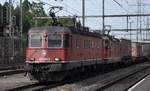 Re 620 064-6  Köniz  mit Re 4/4 II 11294 bei der Durchfahrt in Othmarsingen am 19.07.2017.