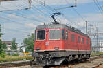 Re 6/6 11637 durchfährt den Bahnhof Pratteln.