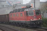 Re 620 022-4  Suhr  zieht in Brugg am Morgen des 14.10.2017 ihren Güterzug durch den Nebel in Richtung Baden.