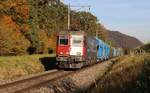 X-Rail Re 620 088-5  Linthal  fängt zwischen Embrach und Pfungen am Abend des 17. Oktober 2017 die letzten Sonnenstrahlen des Tages. Der Kieszug vekehrte dann weiter in Richtung Bülach.