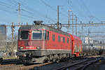 Re 620 027-3 durchfährt den Bahnhof Pratteln.