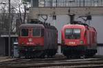 SBB Re 620 034-9 und ÖBB 1116-054 warten in Buchs SG auf neue Einsätze (2018-02-24)