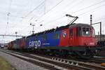 Re 620 023-2  Rupperswil  schleppt am 30.03.2018 Re 420 270-1, Am 843 007-6 und Re 420 335-2 durch den RB Muttenz Richtung Basel.