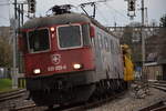 Re 620 059-6  Chavornay  verlässt am Abend des 09.04.2018 mit einem Bauzug den Bahnhof Kloten.