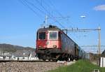 SBB Re 620 033-1  Muri AG   bei der Abfahrt mit einem Kieszug im Bahnhof Embrach-Rorbas nach Hüntwangen-Wil.