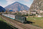 SBB: Re 6/6 11633 Muri mit dem  Colosseum  bei Osogna im Juni 2001.