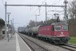 Nach der Abfahrt im Tanklager Sennwald muss Re 620 045-5 'COLOMBIER' mit dem Kesselwagenzug am 26.03.2018 im Bahnhof Salez-Sennwald auf einen Gegenzug warten, um auf der eingleisigen Strecke Richtung