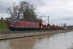 Kurz vor dem Bahnhof Brglen (TG) zieht 620 052-1  KERZERS  am 29.03.2018 die Holcim-Schttgutwagen am Thurkanal Richtung Winterthur