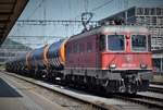 Re 620 031-5  Dulliken  wartet am 08.05.2018 mit ihrem Kesselzug in Brugg auf die Weiterfahrt.