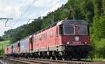 Re 620 057-0  Estavayer-le-lac  zieht am Abend des 20.05.2018 (Pfingstsonntag) ihre 4 Schwestern 11612  Regensdorf , 11633  Muri AG , 11648  Aigle  und 11685  Sulgen  bei Tecknau in Richtung