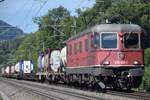 Re 620 028-1  Konolfingen  zieht am 27.07.2018 ihren Güterzug auf der Bözberg-Südrampe bei Umiken in Richtung Brugg.