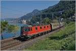 Die SBB Re 620 030-7 fährt mit einem Güterzug vor dem Hintergrund des Château de Chillon Richtung Wallis.