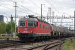 Re 620 056-2 durchfährt den Bahnhof Pratteln.