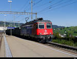 SBB - Lok Re 6/6  620 076-6 mit Güterwagen bei der durchfahrt im Bahnhof Immensee am 25.09.2018