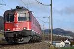 Re 620 064-6  Köniz  zieht am 18.12.18 zusammen mit ihrer Schwesterlok 11666  Stein am Rhein  einen Güterzug zwischen Gelterkinden und Sissach in Richtung Basel.