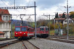 JAHRESRÜCKBLICK 2018
von Walter Ruetsch
Serie Nr. 8
Ab dem Fahrplanwechsel 2018 wird der Bahnhof Tavannes im Berner Jura durch SBB CARGO nicht mehr bedient.
Aus diesem Grunde wurde bei der CJ der Rollschemelverkehr ab Les Breuleux, Les Reussilles und Tramelan, wo hauptsächlich Holz verladen wurde, eingestellt.
Wegen einem Defekt an der CJ Ee 936 151 wurde am 31. Oktober 2018 das Rangiermanöver in Tavannes ausnahmsweise durch SBB CARGO mit der Re 620 005-9 Uster durchgeführt was zu einmaligen Fotomotiven führte.
CJ Be 4/4 615, ehemals Frauenfeld Wil FW neben der SBB CARGO Re 620 005 Uster in der Rollschemelanlage Tavannes.
Fotostandort KEBAG Umladestation für Lastwagen, Bildausschnitt Fotoshop. 
   
