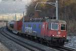 Re 620 051-3  Dornach-Arlesheim  zieht am bitterkalten Morgen des 19.01.2019 einen Güterzug die Bözberg Nordrampe in Richtung Basel hinab.