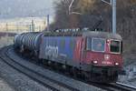 Re 620 059-6  Chavornay  zieht am bitterkalten Morgen des 19.01.2019 einen Kesselzug die Bözberg Nordrampe in Richtung Basel hinab.