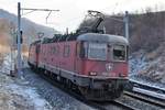 Re 620 077-8  Neuhausen am Rheinfall  als Lokzug zusammen mit Re 420 348-5 am bitterkalten Morgen des 19.01.2019 auf der Bözberg Nordrampe in Richtung Brugg.