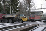 Der sehr stark von Zügen und LKW'S befahrene BLS-Bahnübergang Gerlafingen am 28.