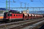 SBB Re 620 056 steht mit einem Kieszug in St.