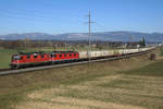 Der nur am Sonntag morgen verkehrende 41517  Zuckerzug  mit Re 420 244-6 und Re 620 077-8  NEUHAUSEN AM RHEINFALL  auf der Fahrt in den Süden bei Bollodingen am 24.